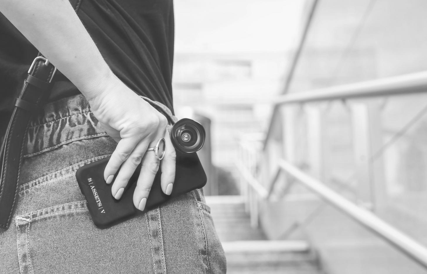 Fotograf bei der Arbeit mit professioneller Ausrüstung